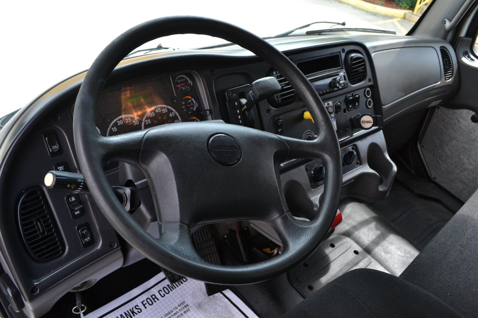 2018 WHITE /BLACK FREIGHTLINER M2-106 with an CUMMINS B6.7L 240HP engine, ALLISON 2500RDS AUTOMATIC transmission, located at 9172 North Fwy, Houston, TX, 77037, (713) 910-6868, 29.887470, -95.411903 - Photo#17